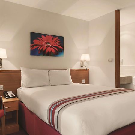 Отель Ramada By Wyndham Cambridge Fen Drayton Экстерьер фото