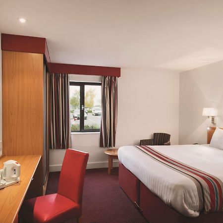Отель Ramada By Wyndham Cambridge Fen Drayton Экстерьер фото