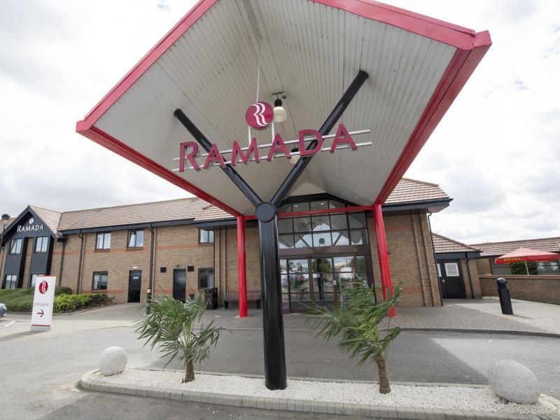 Отель Ramada By Wyndham Cambridge Fen Drayton Экстерьер фото