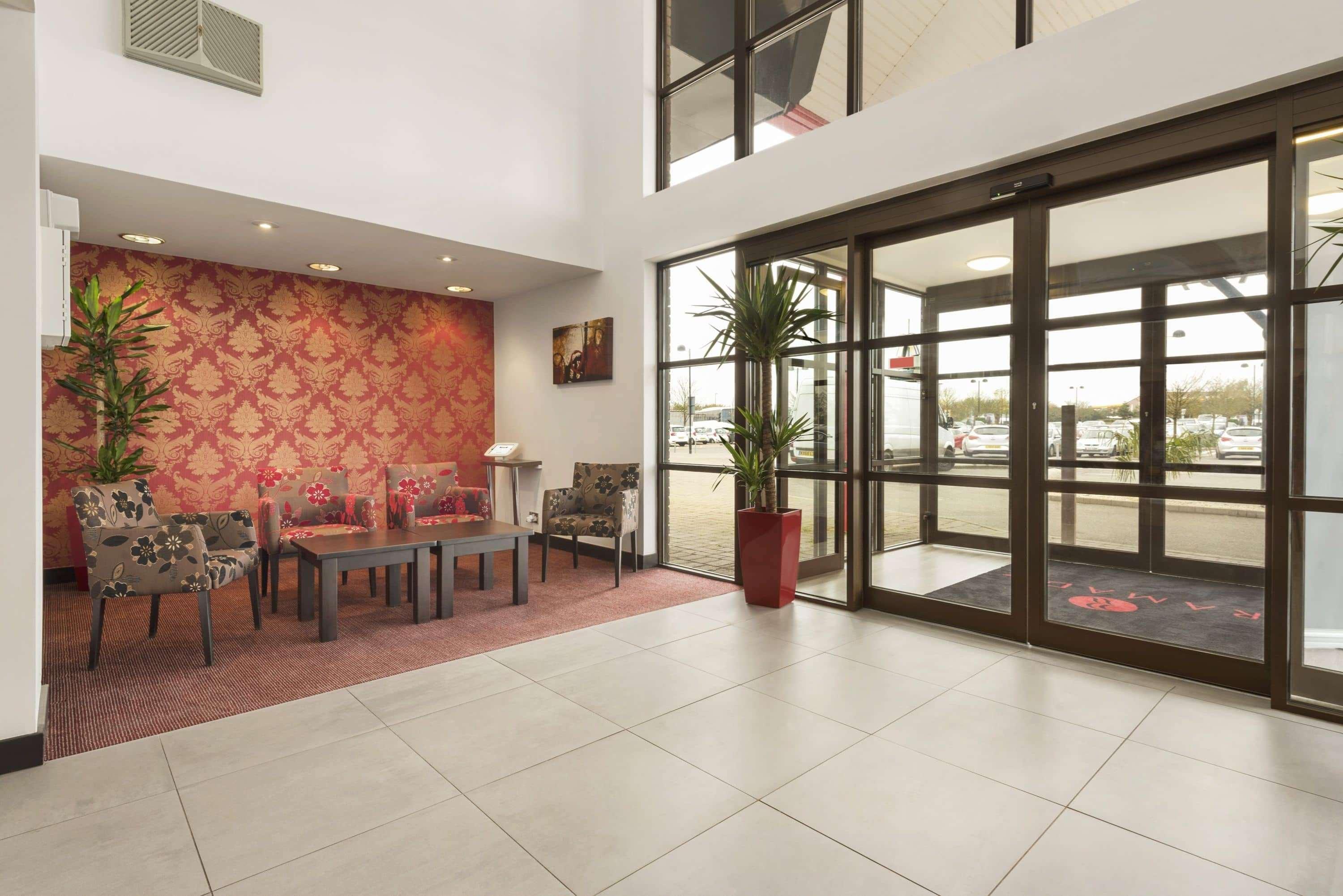 Отель Ramada By Wyndham Cambridge Fen Drayton Экстерьер фото