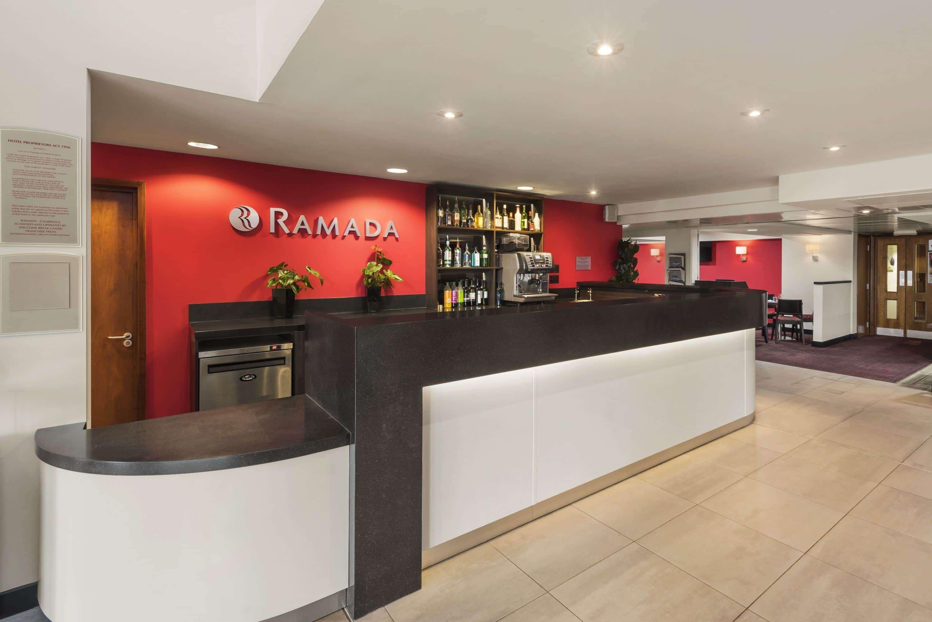 Отель Ramada By Wyndham Cambridge Fen Drayton Экстерьер фото