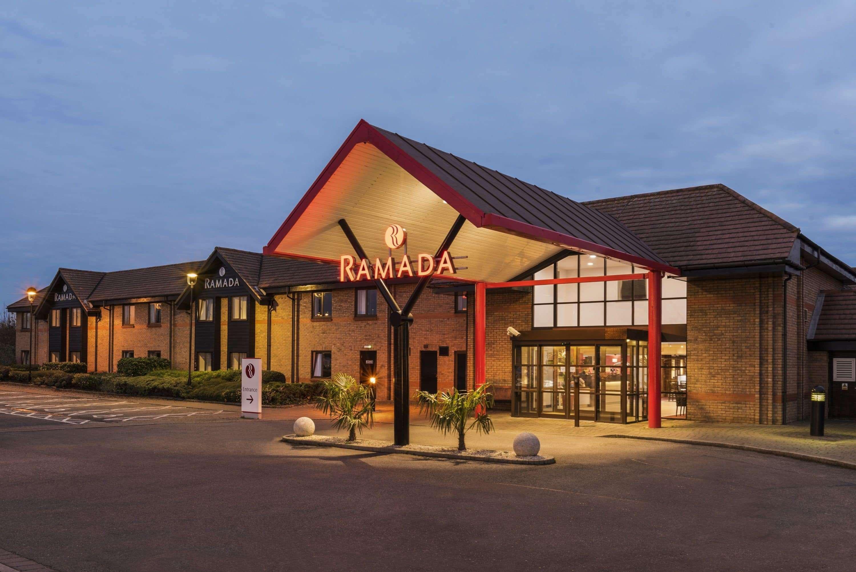 Отель Ramada By Wyndham Cambridge Fen Drayton Экстерьер фото