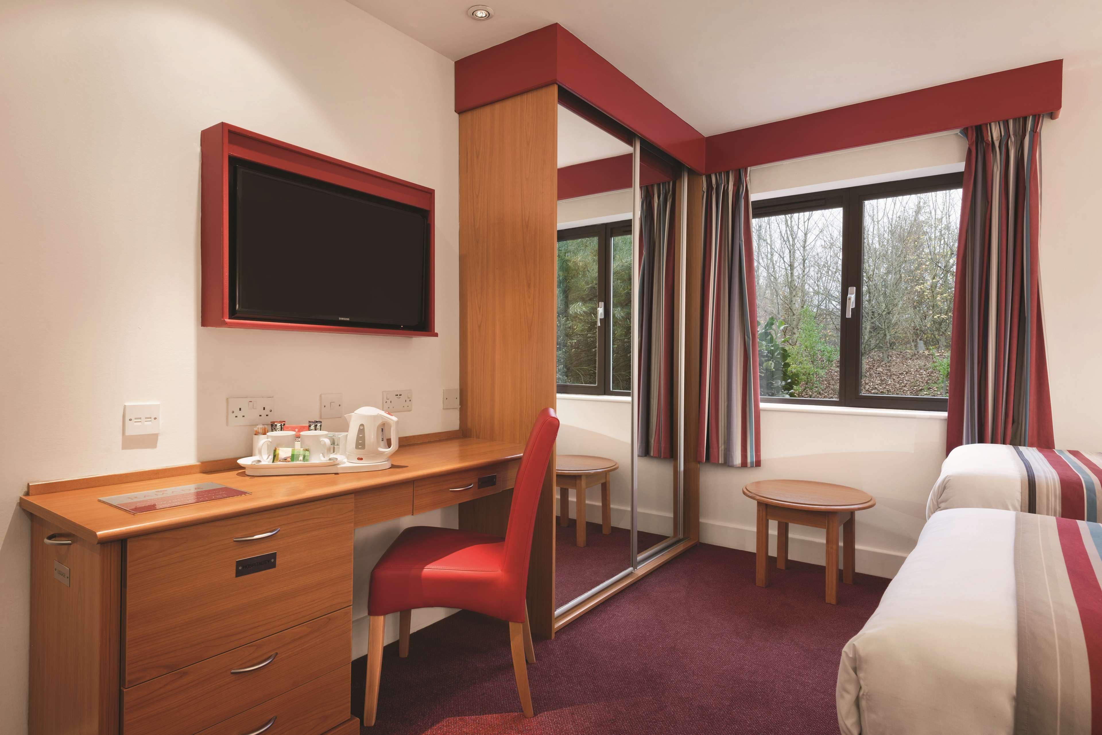 Отель Ramada By Wyndham Cambridge Fen Drayton Экстерьер фото