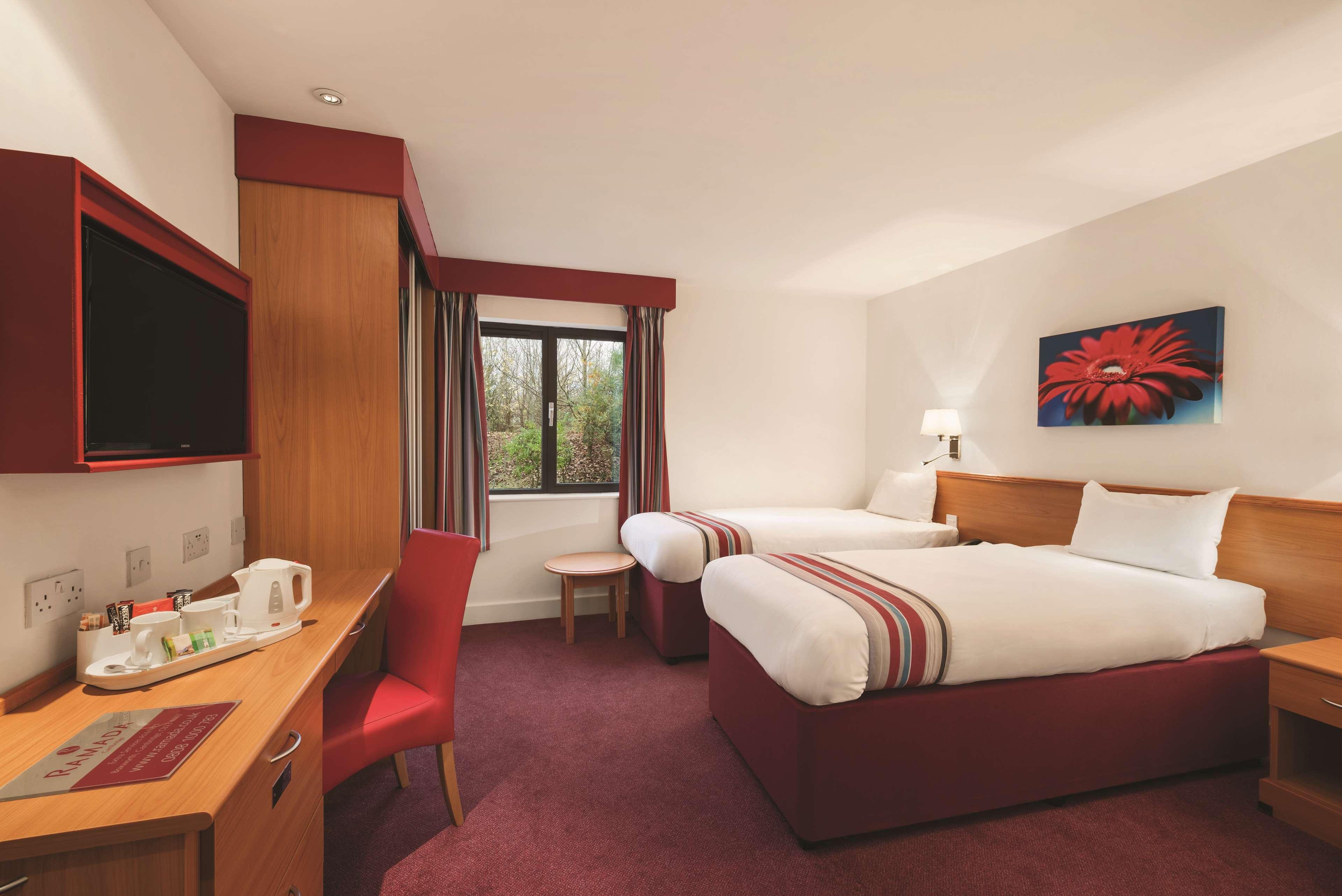 Отель Ramada By Wyndham Cambridge Fen Drayton Экстерьер фото