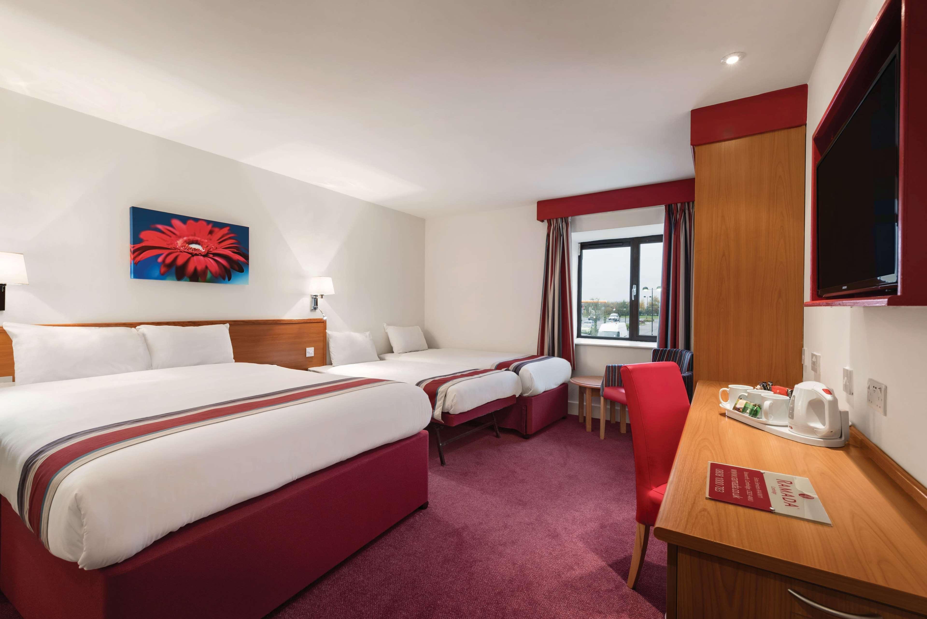 Отель Ramada By Wyndham Cambridge Fen Drayton Экстерьер фото