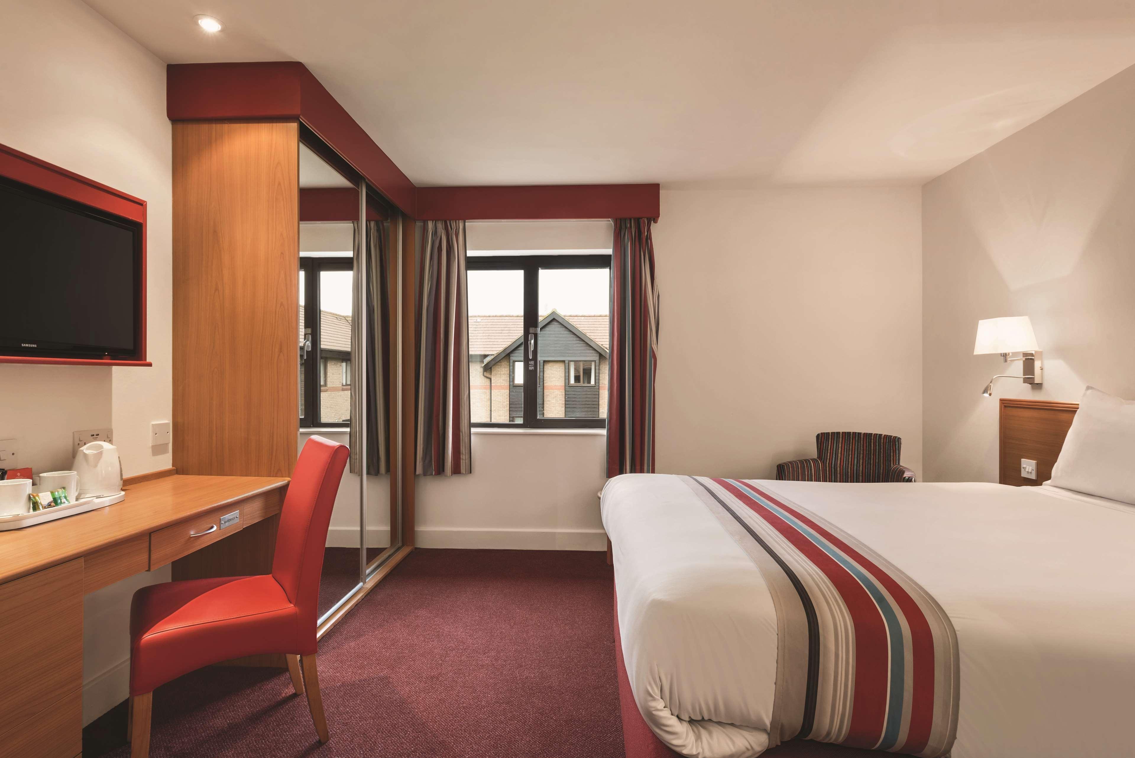 Отель Ramada By Wyndham Cambridge Fen Drayton Экстерьер фото