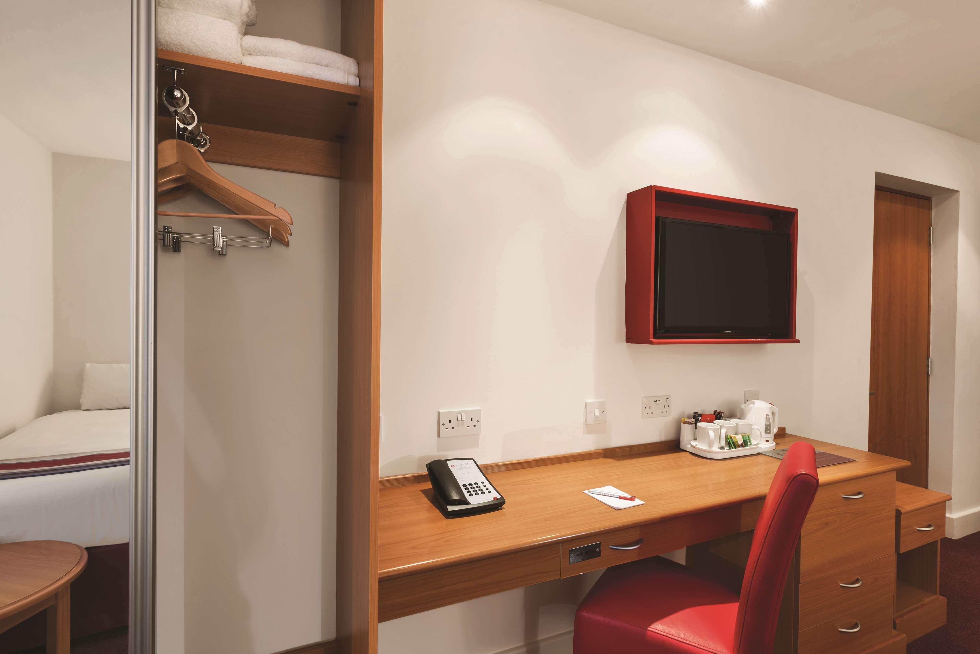 Отель Ramada By Wyndham Cambridge Fen Drayton Экстерьер фото