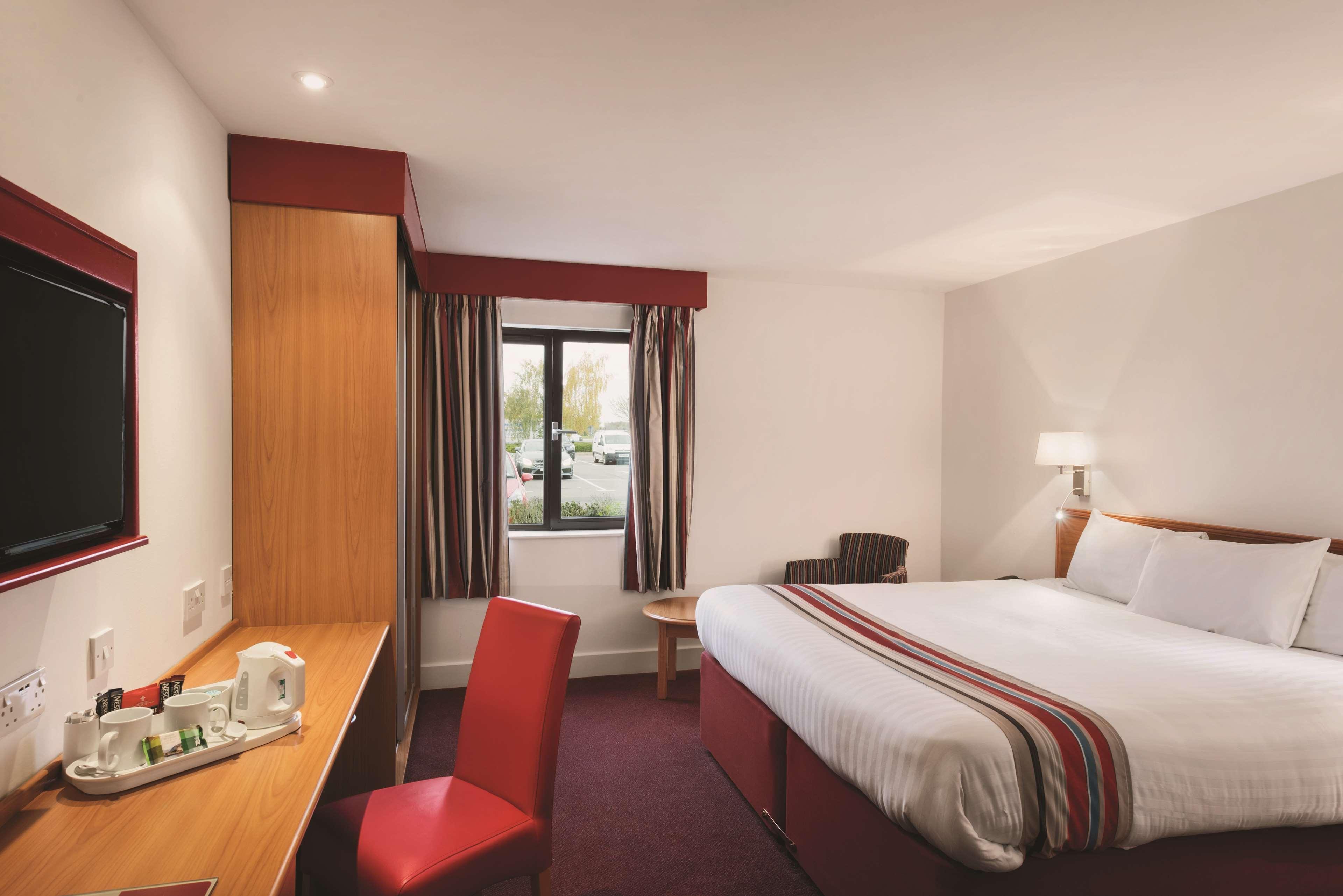 Отель Ramada By Wyndham Cambridge Fen Drayton Экстерьер фото