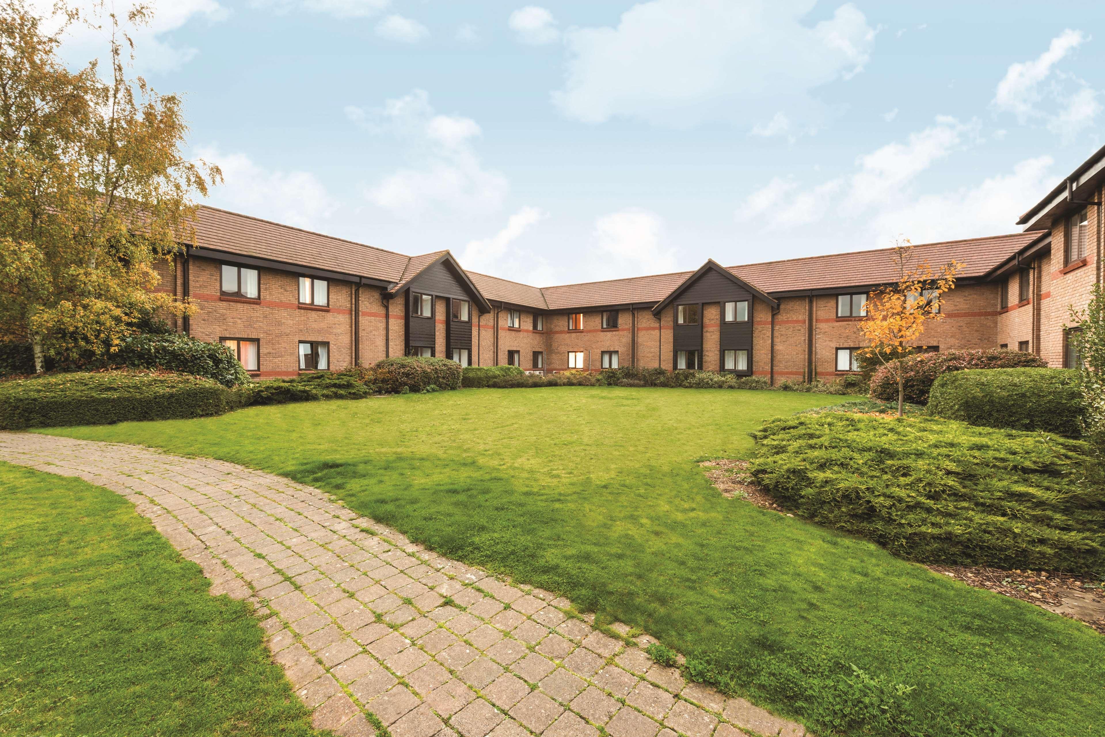 Отель Ramada By Wyndham Cambridge Fen Drayton Экстерьер фото