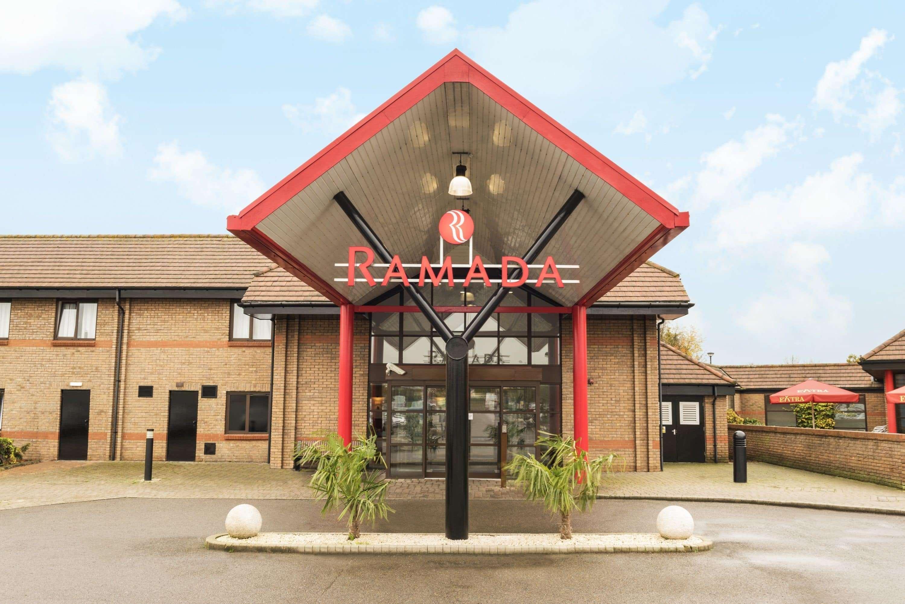 Отель Ramada By Wyndham Cambridge Fen Drayton Экстерьер фото