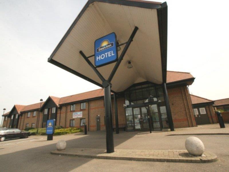 Отель Ramada By Wyndham Cambridge Fen Drayton Экстерьер фото