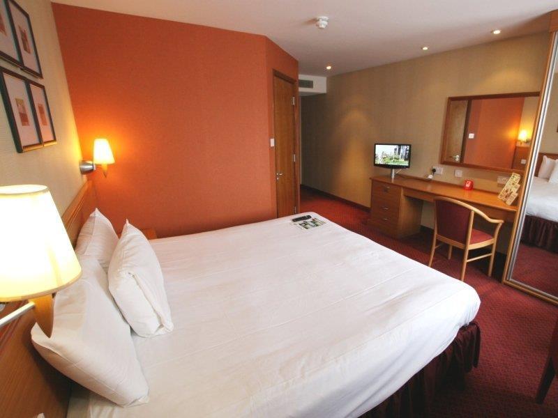 Отель Ramada By Wyndham Cambridge Fen Drayton Экстерьер фото